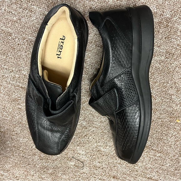 Rand new shoes for women, very comfortable, wide Velcro. Leather. Made in USA - Picture 2 of 7